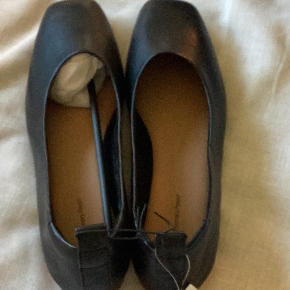 COPY - Woman’s size 9 black memory foam ballet flats.